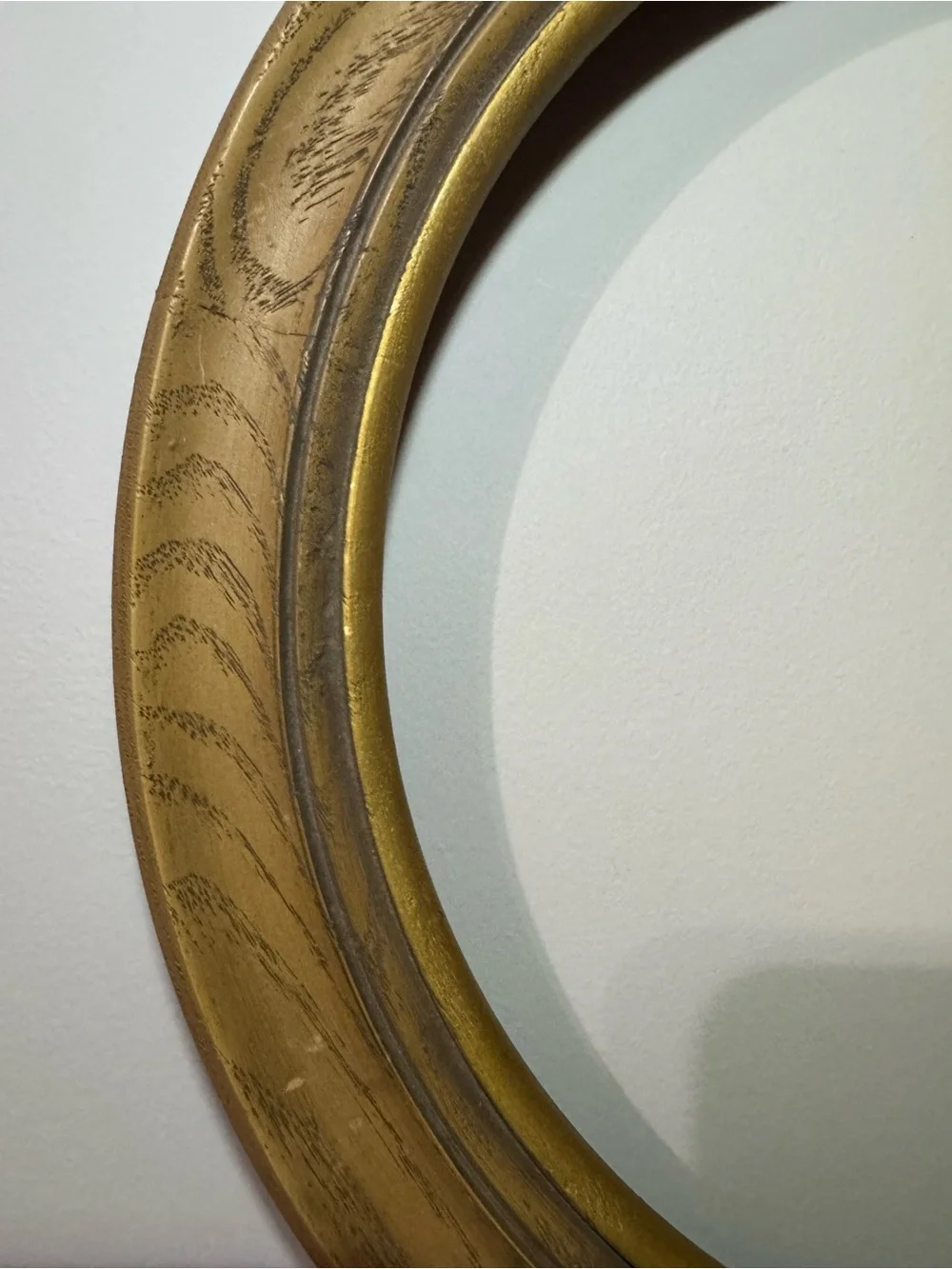 Classic Round Gold Picture Frame with Subtle Wood Grain